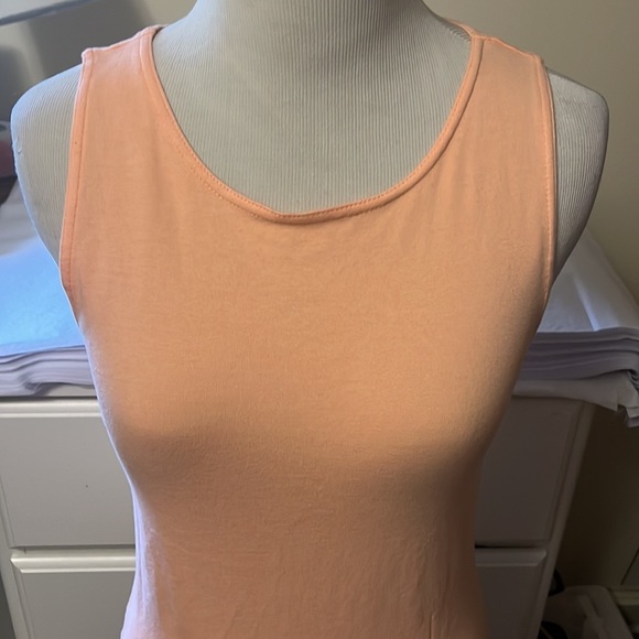 SO brand light peach colored tank top that is form fitted with seams - Picture 2 of 8